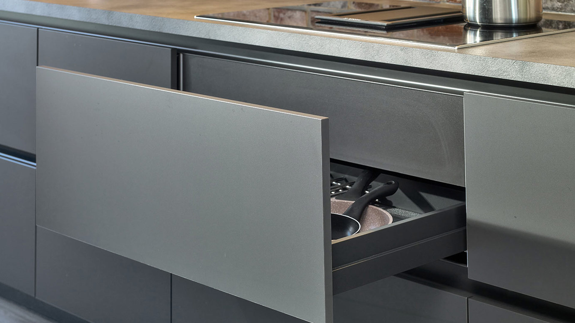 Zwarte greeploze keuken Haarlem, brede lade