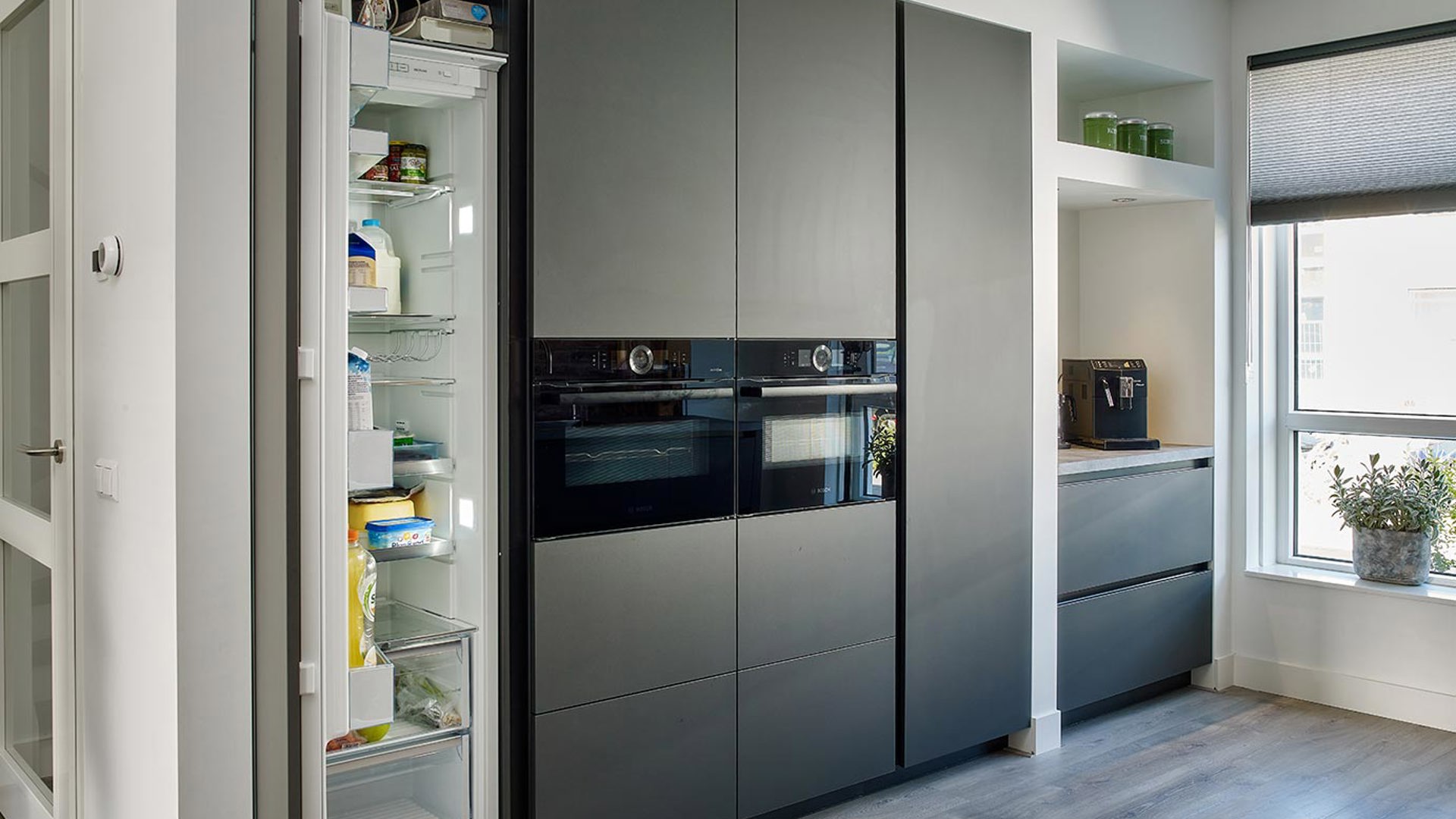 Zwarte greeploze keuken Haarlem, hoge koelkast