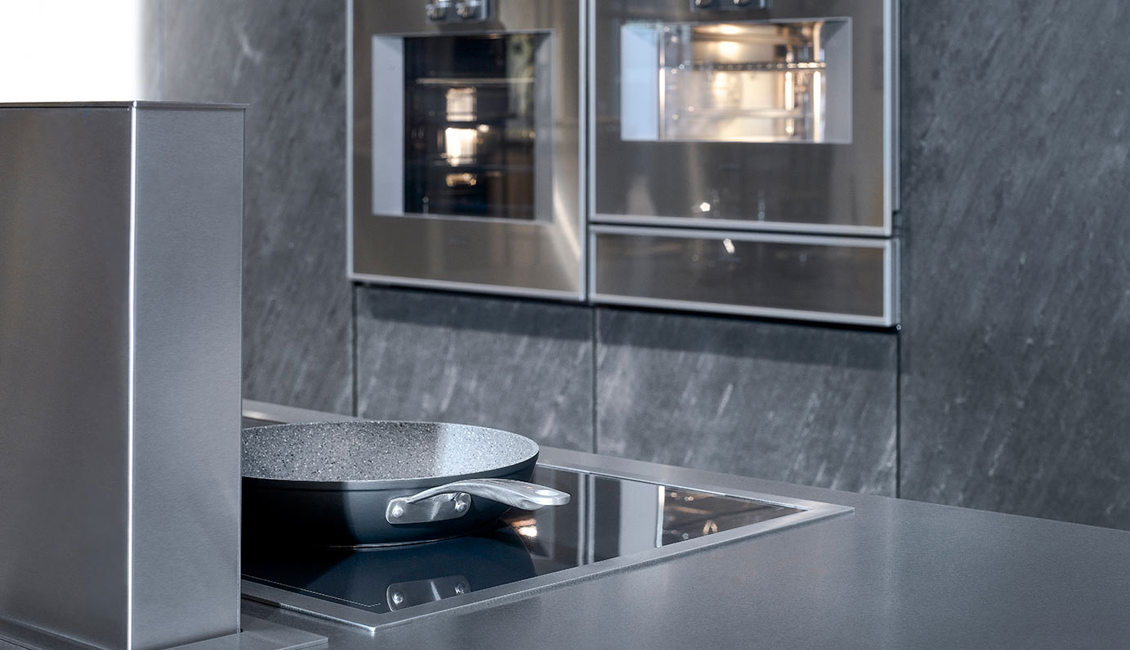 Zwarte design keuken, inductiekookplaat en downdraft