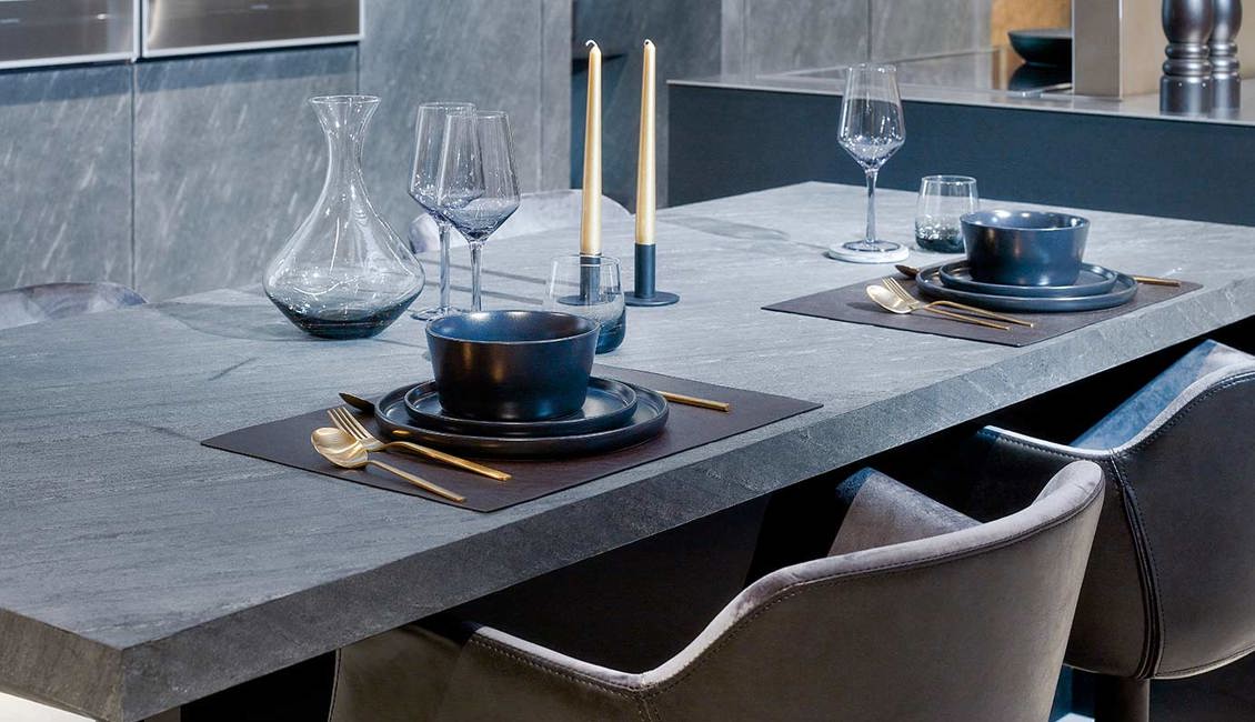 Zwarte design keuken, eettafel