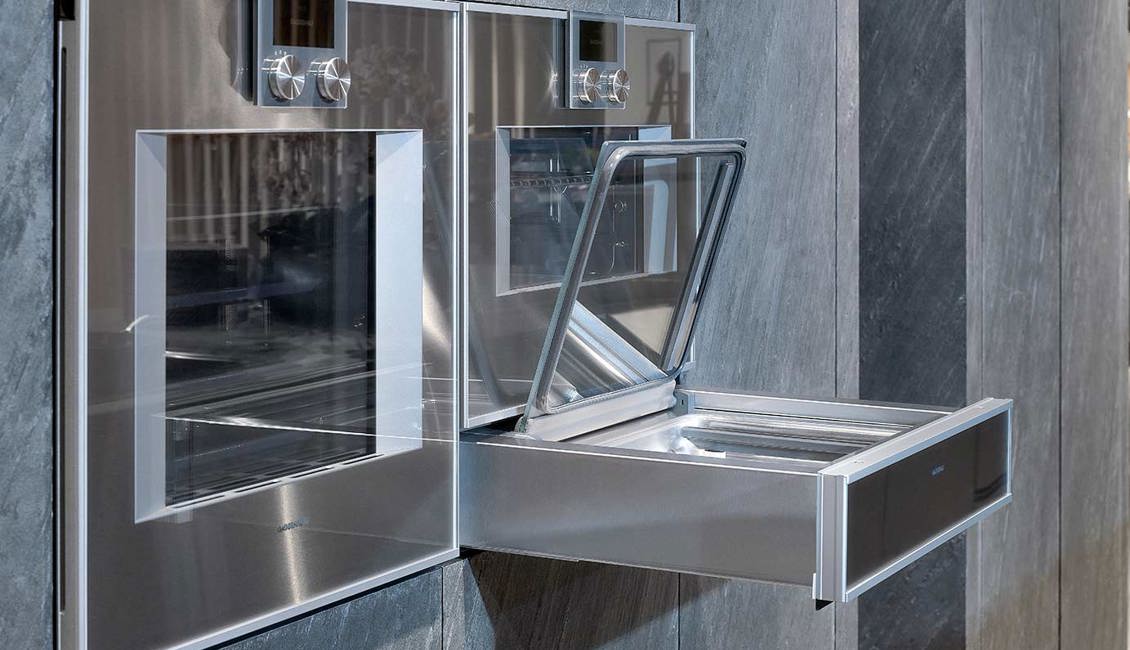 Zwarte design keuken, vacumeerlade en ovens