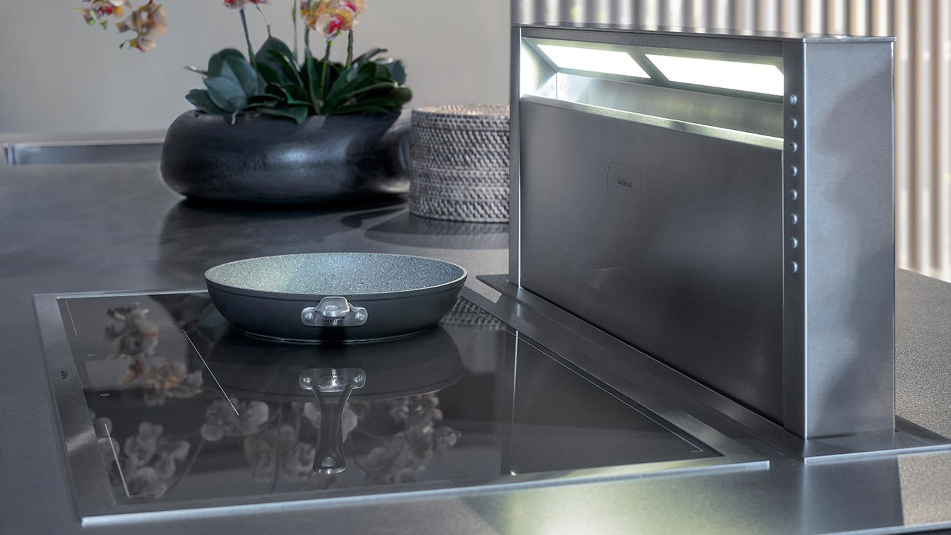 Zwarte design keuken, kookplaat en downdraft