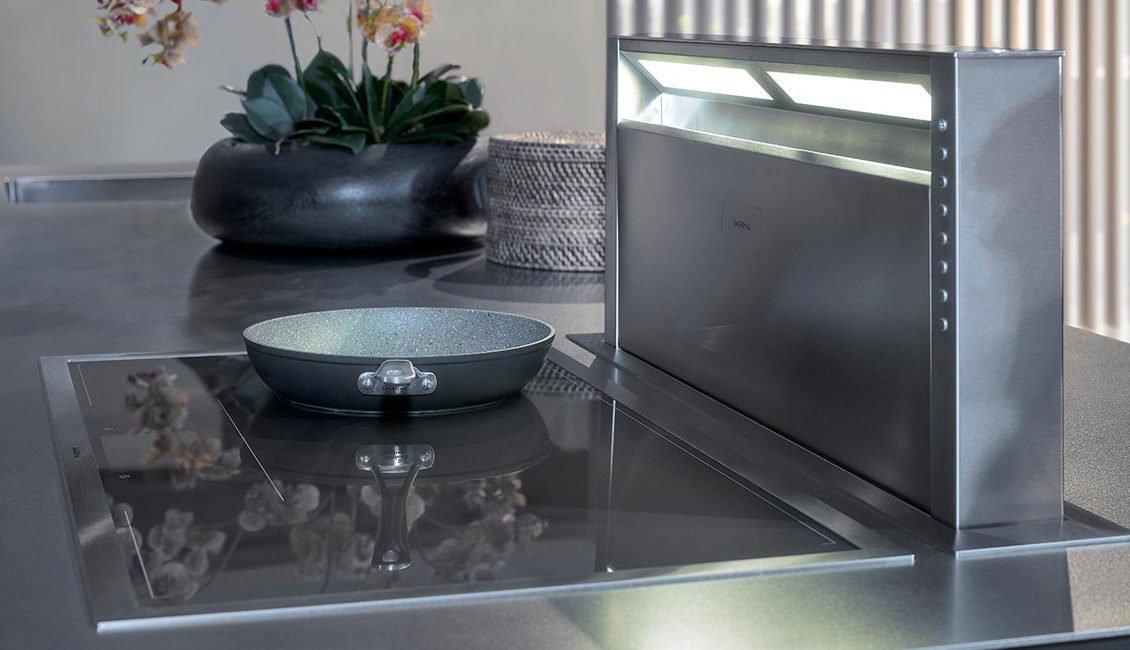 Zwarte design keuken, kookplaat en downdraft