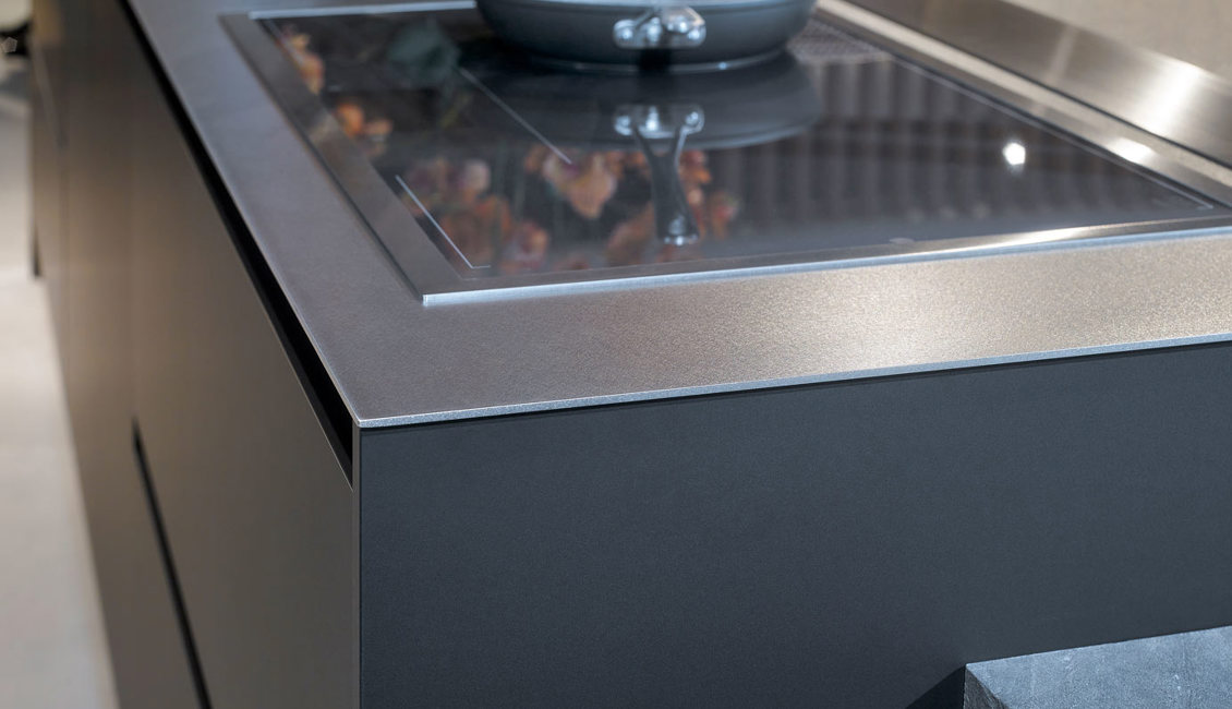 Zwarte design keuken, aanrechtblad rvs