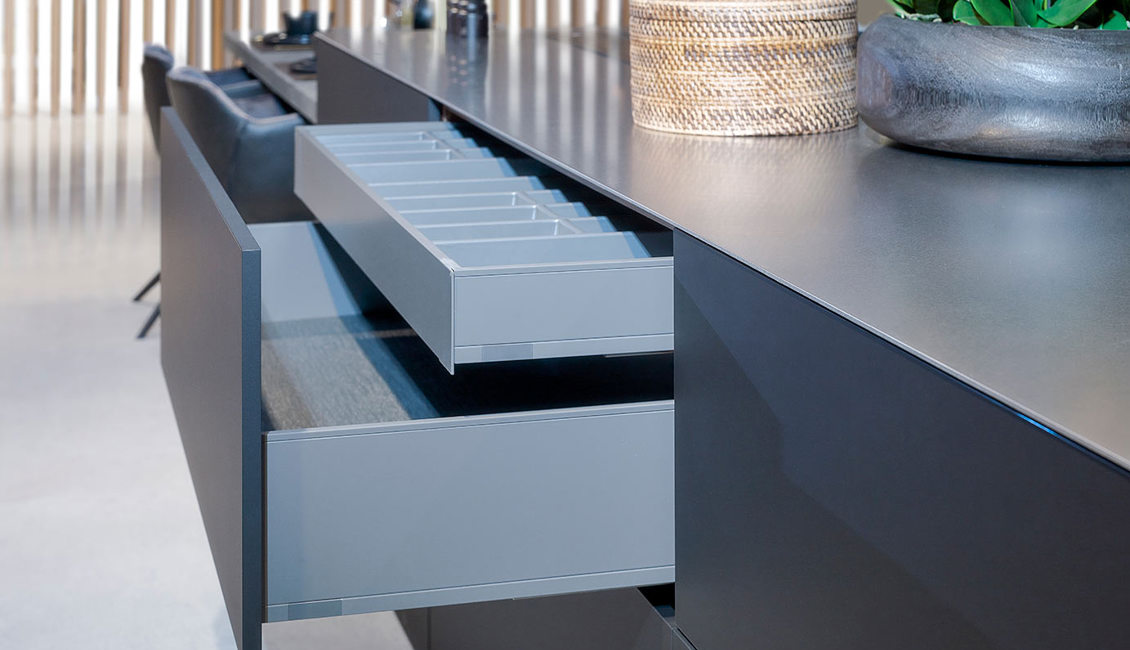 Zwarte design keuken, lade met bestekindeling