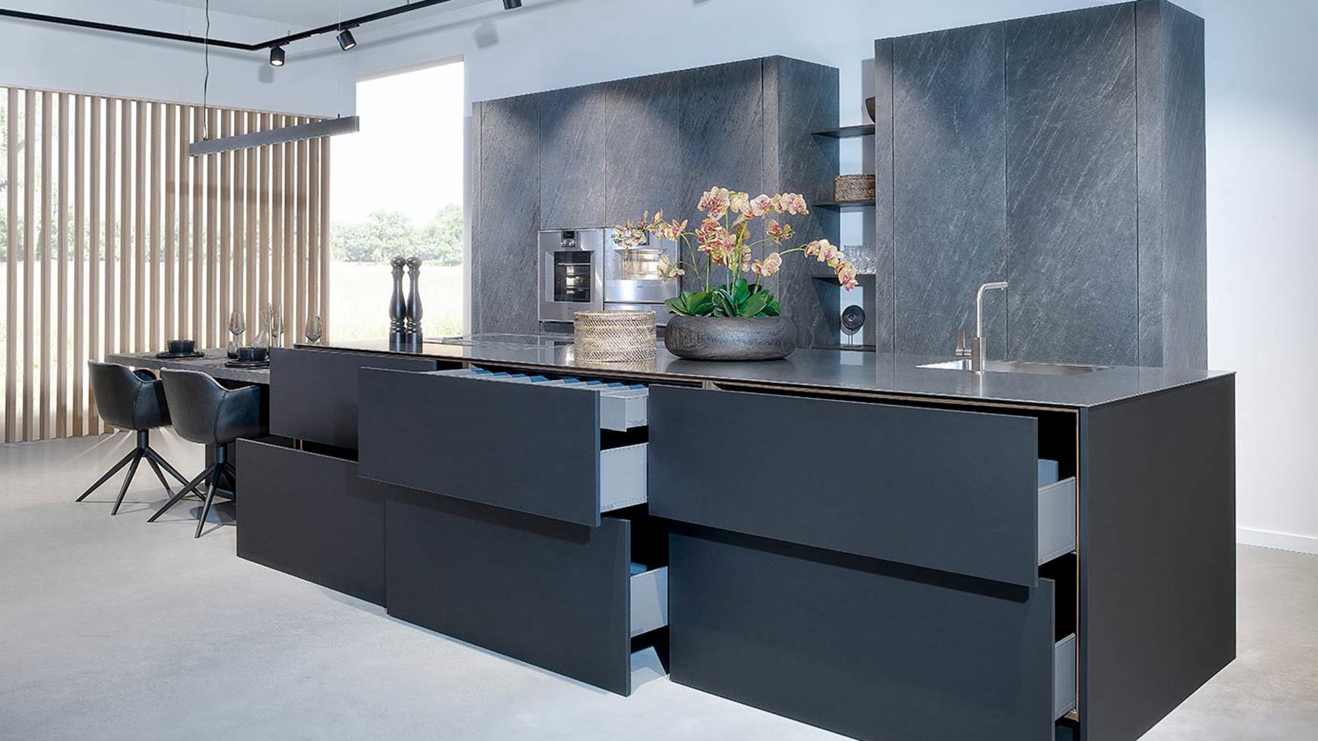 Zwarte design keuken, lades in eiland