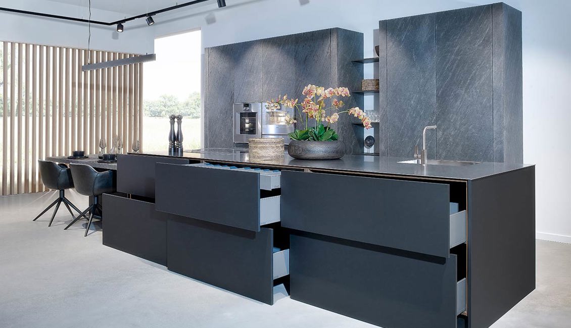 Zwarte design keuken, lades in eiland