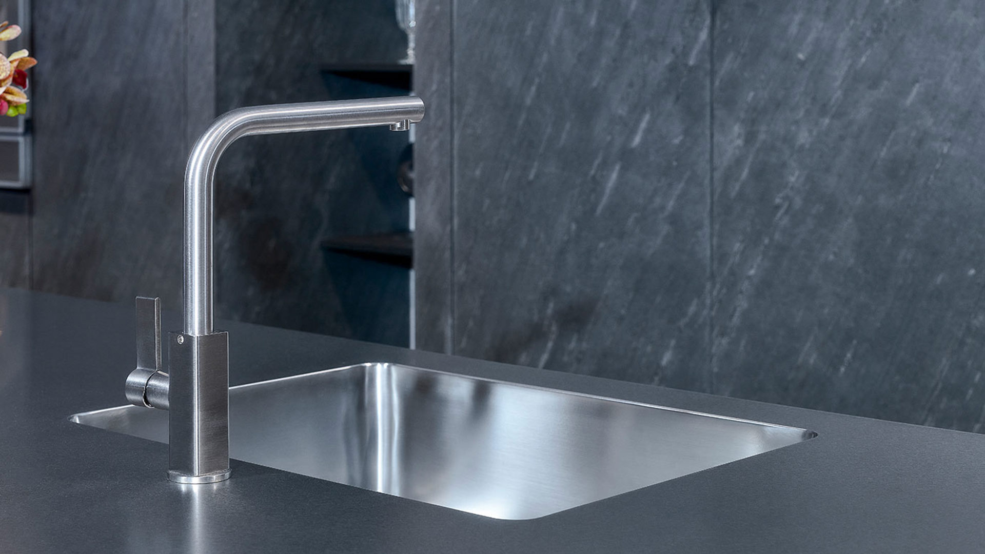 Zwarte design keuken, kraan met spoelbak