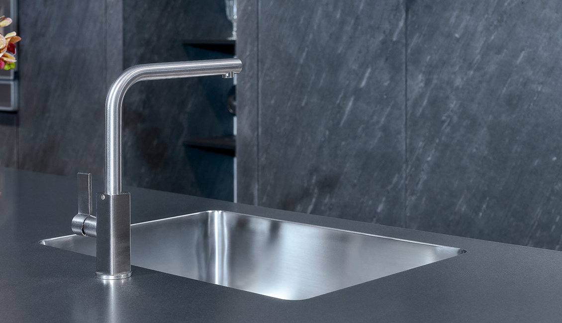 Zwarte design keuken, kraan met spoelbak