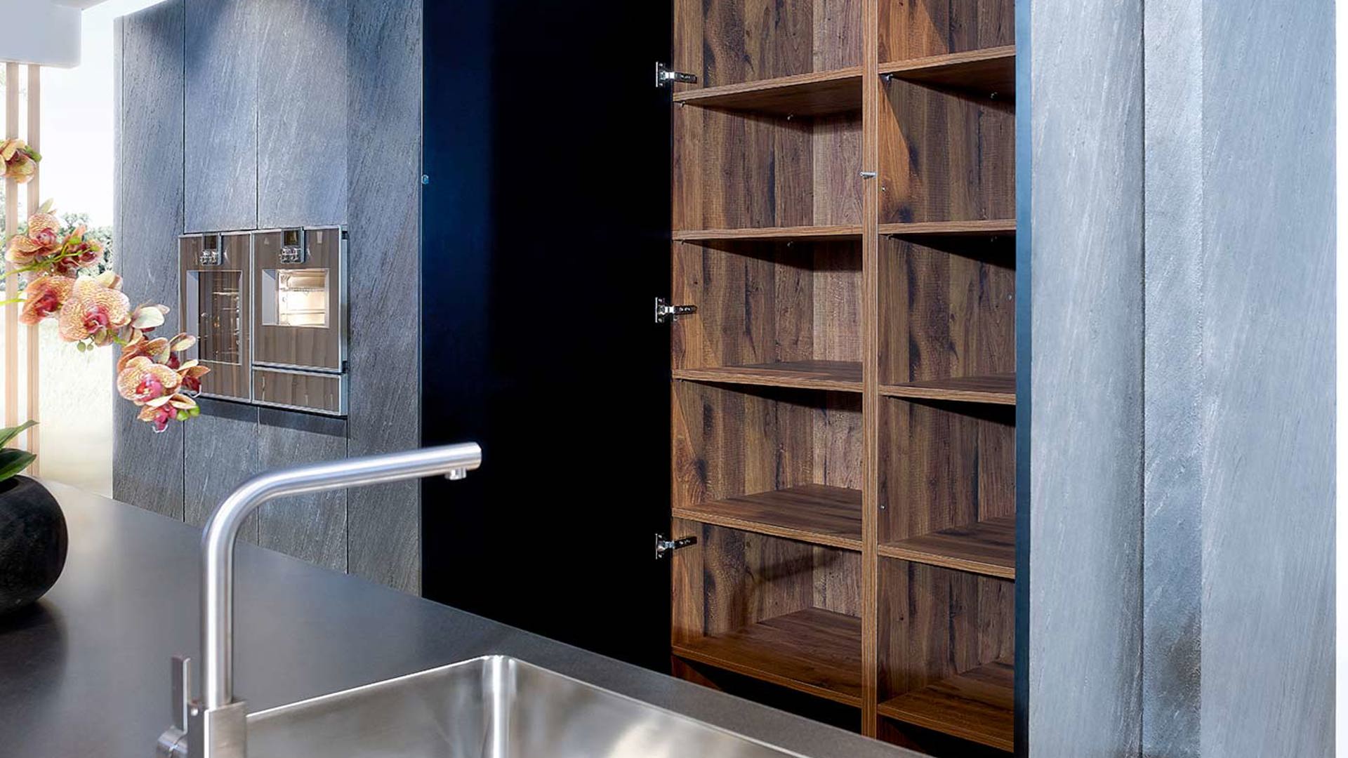 Zwarte design keuken met kastenwand