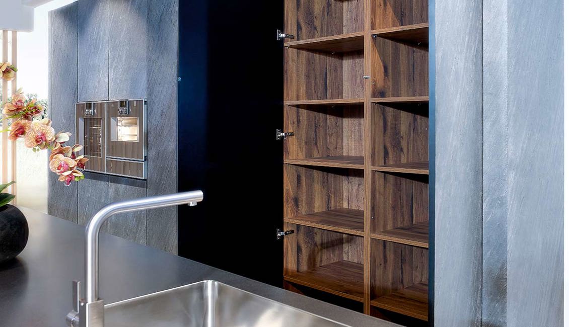 Zwarte design keuken met kastenwand