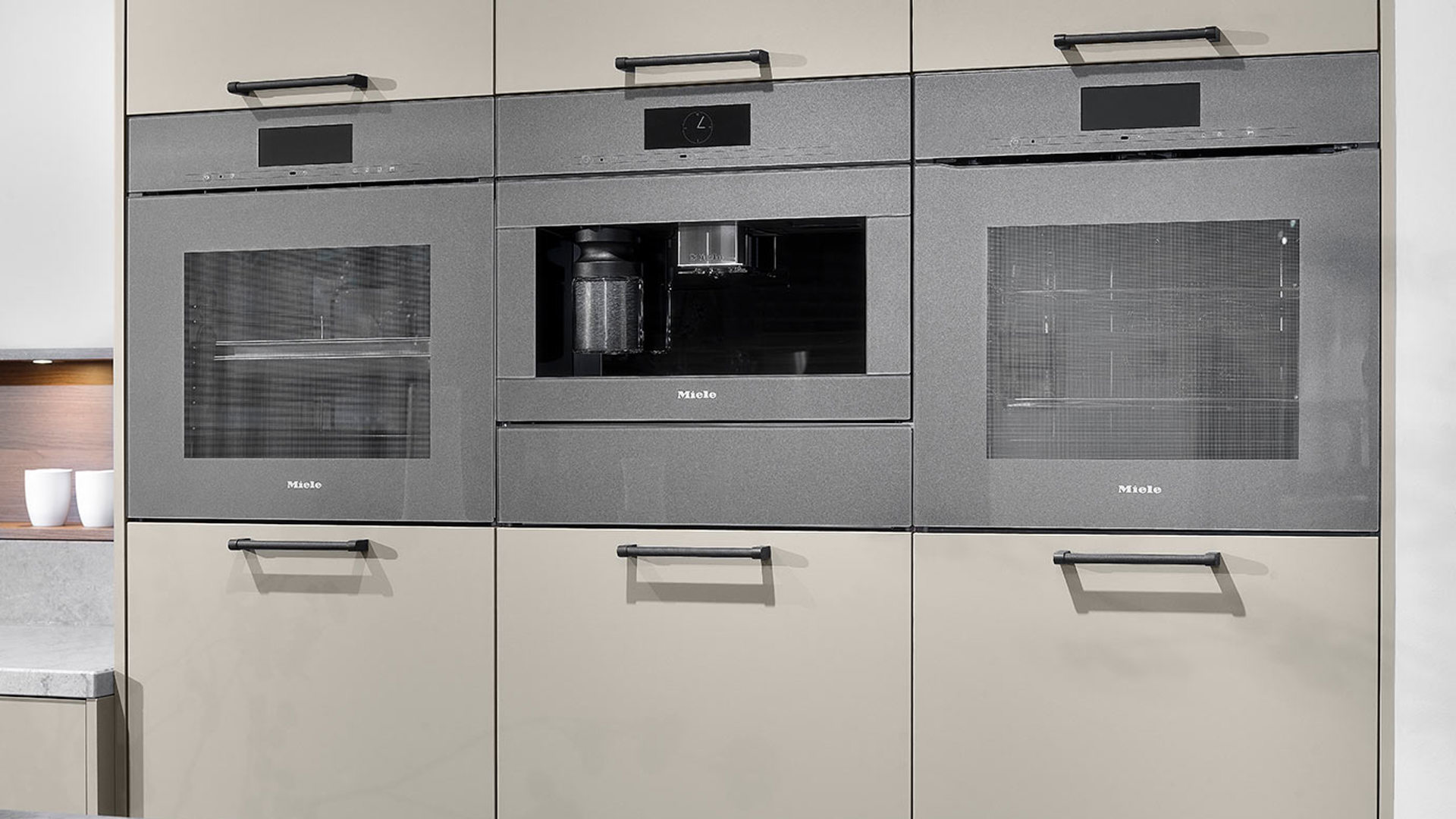 Luxe keuken met kastenwand, oven en koffieautomaat