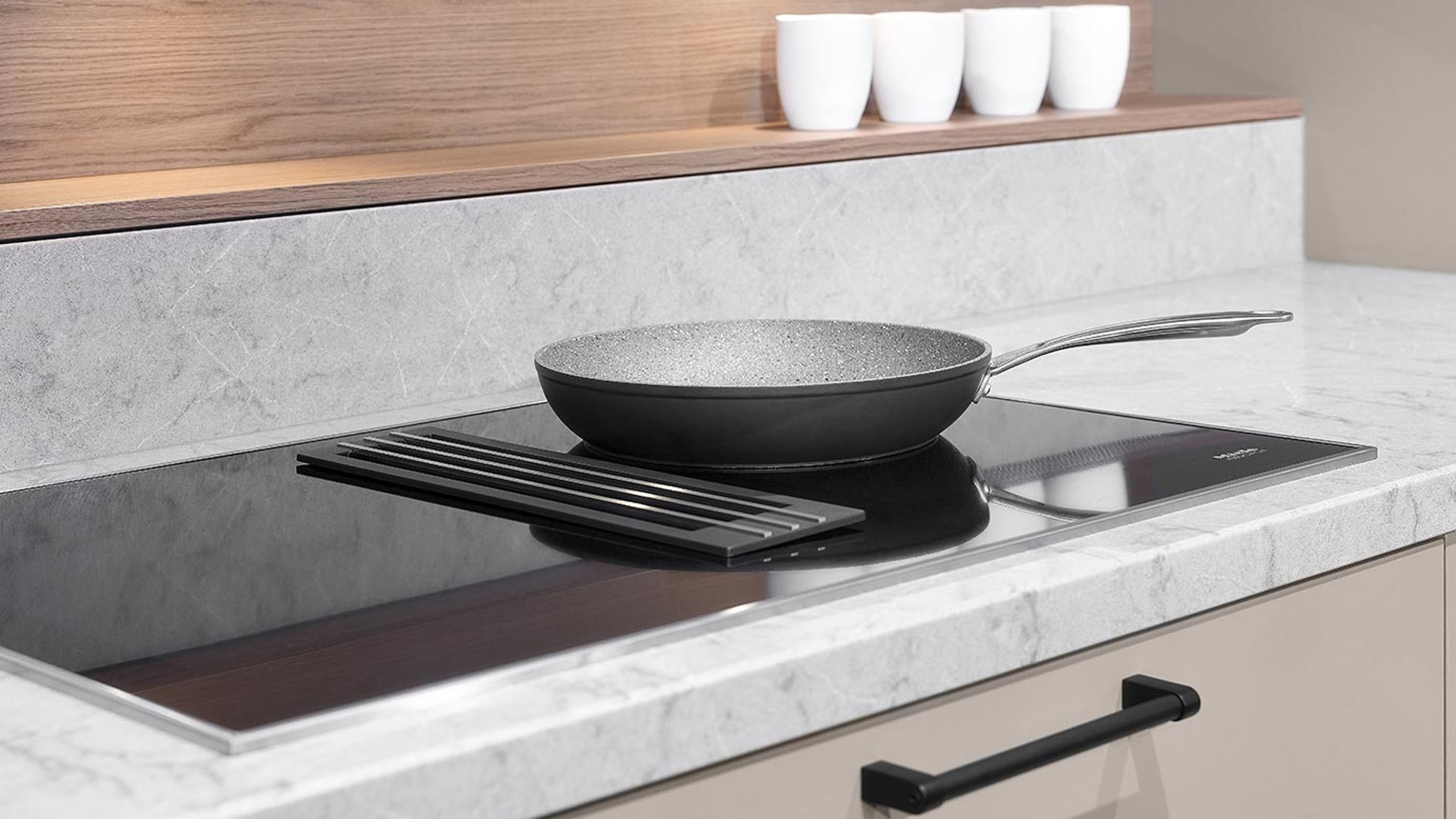 Design keuken, inductiekookplaat met afzuiging