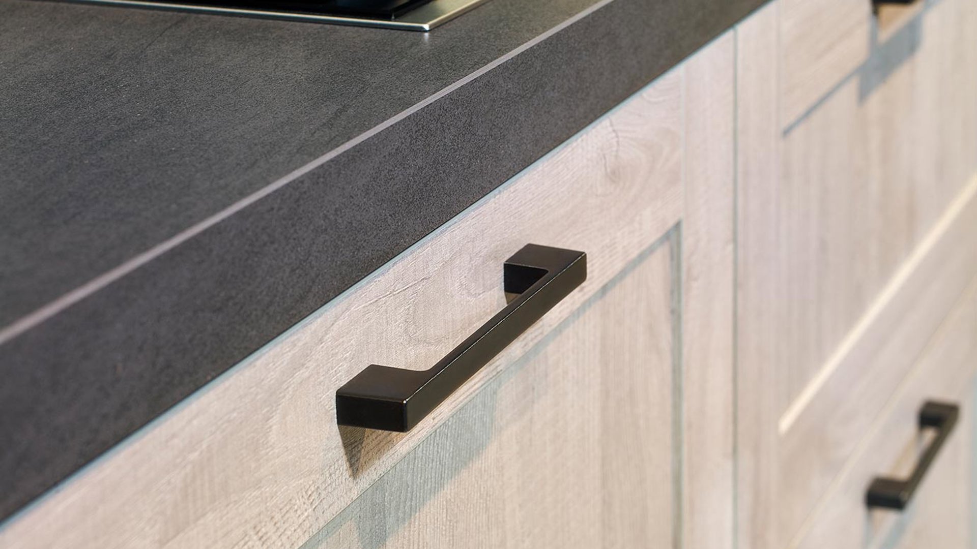 Rechte houten keuken voorzien van stoere handgreep