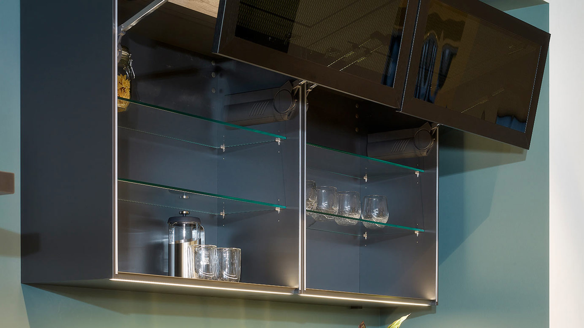 Rechte houten keuken met chique bovenkasten