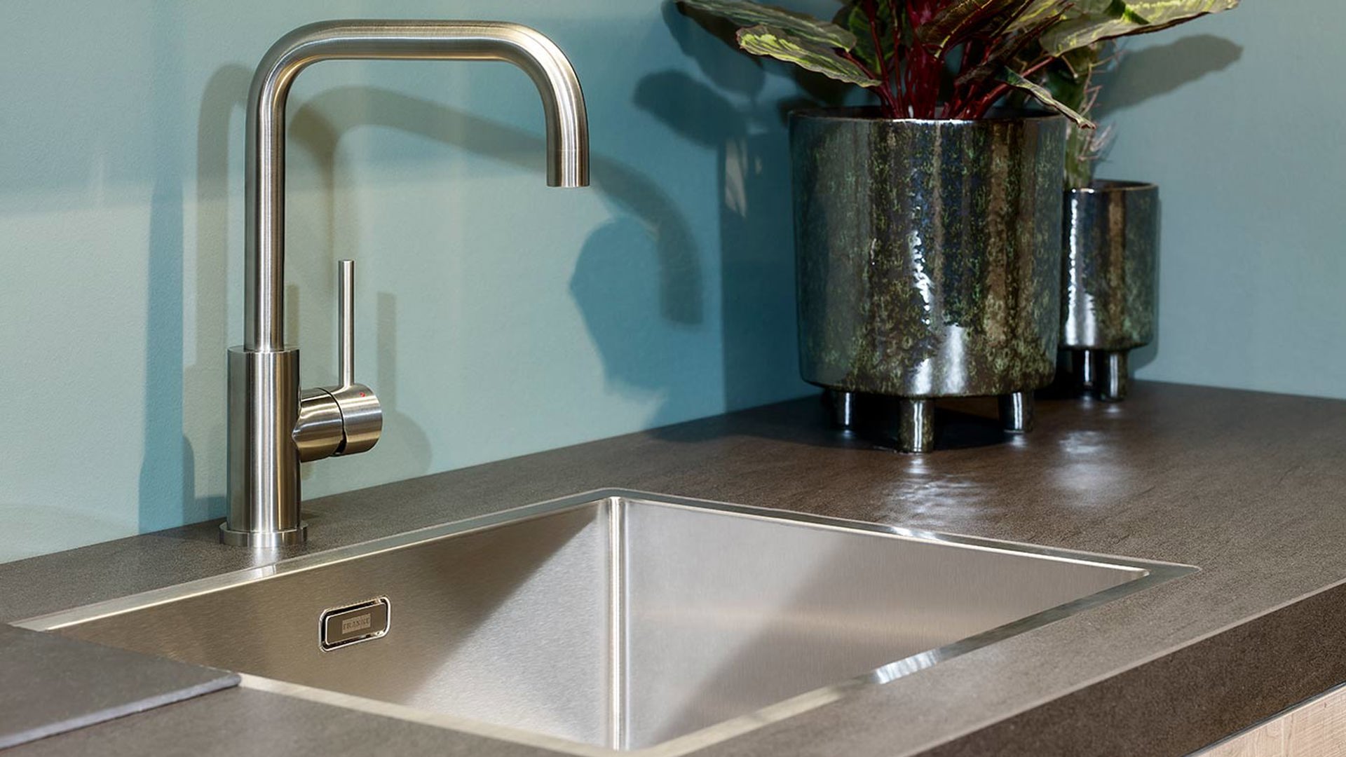 Rechte houten keuken met design kraan en rvs spoelbak