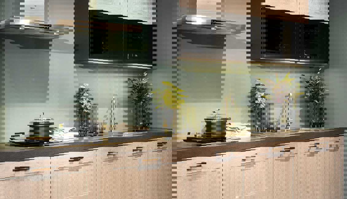 Rechte houten keuken met een keramiek aanrechtblad
