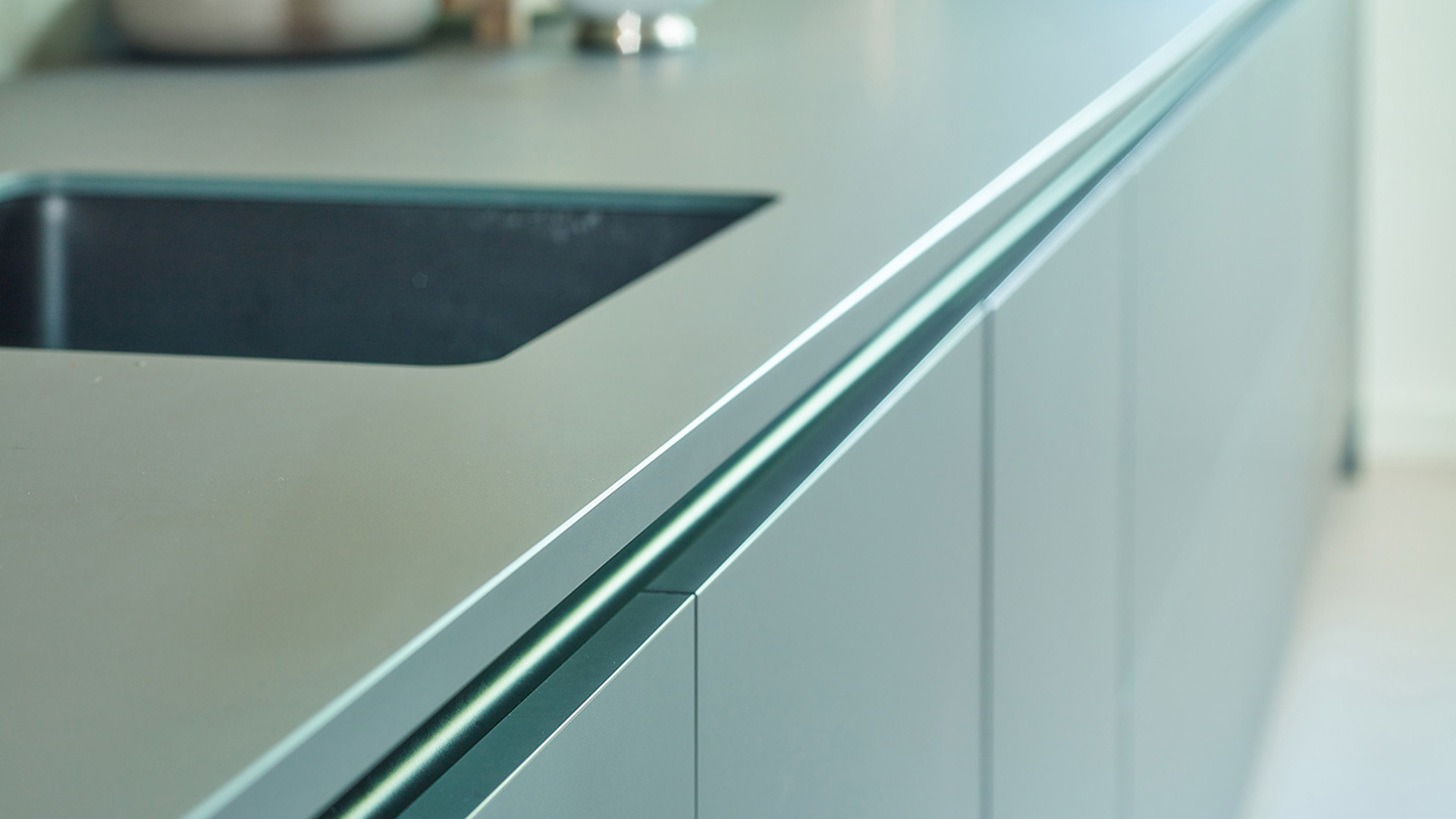 Moderne groene keuken, werkblad en greeploos