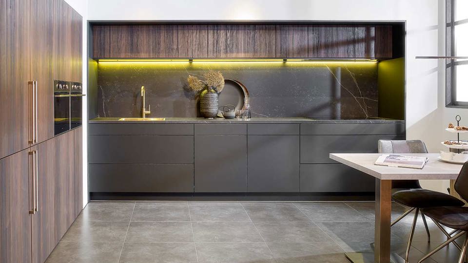 Donkere-design-keuken-met-kastenwand