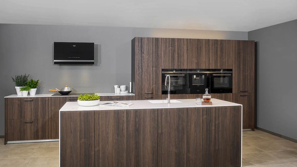 Houten-design-keuken-met-eiland-en-kastenwand