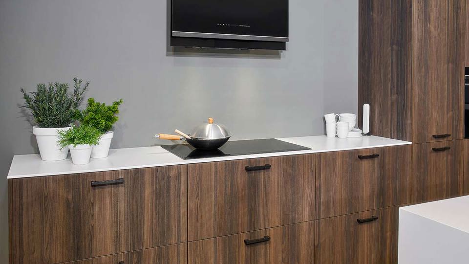 Design keuken met inductiekookplaat en afzuigkap van Siemens