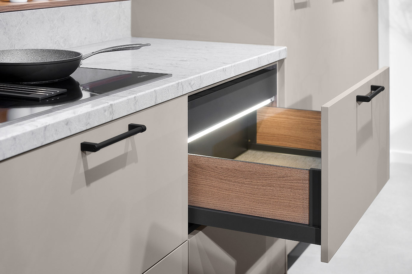 Design keukenlade met houten wanden