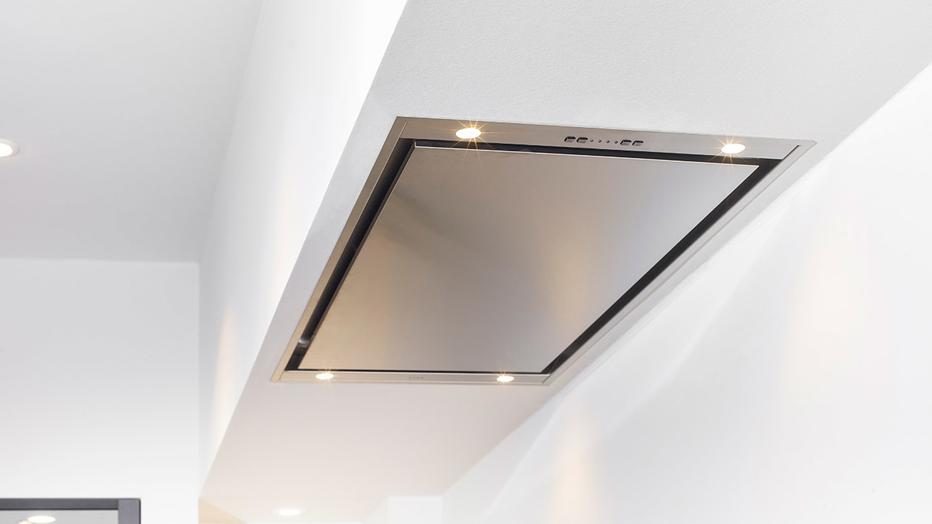 Witte Siematic keuken, plafond afzuig