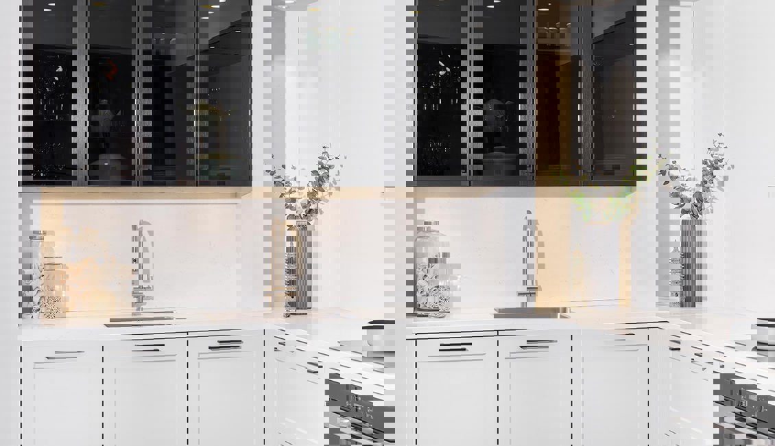 Witte Siematic keuken, bovenkast met glasdeur