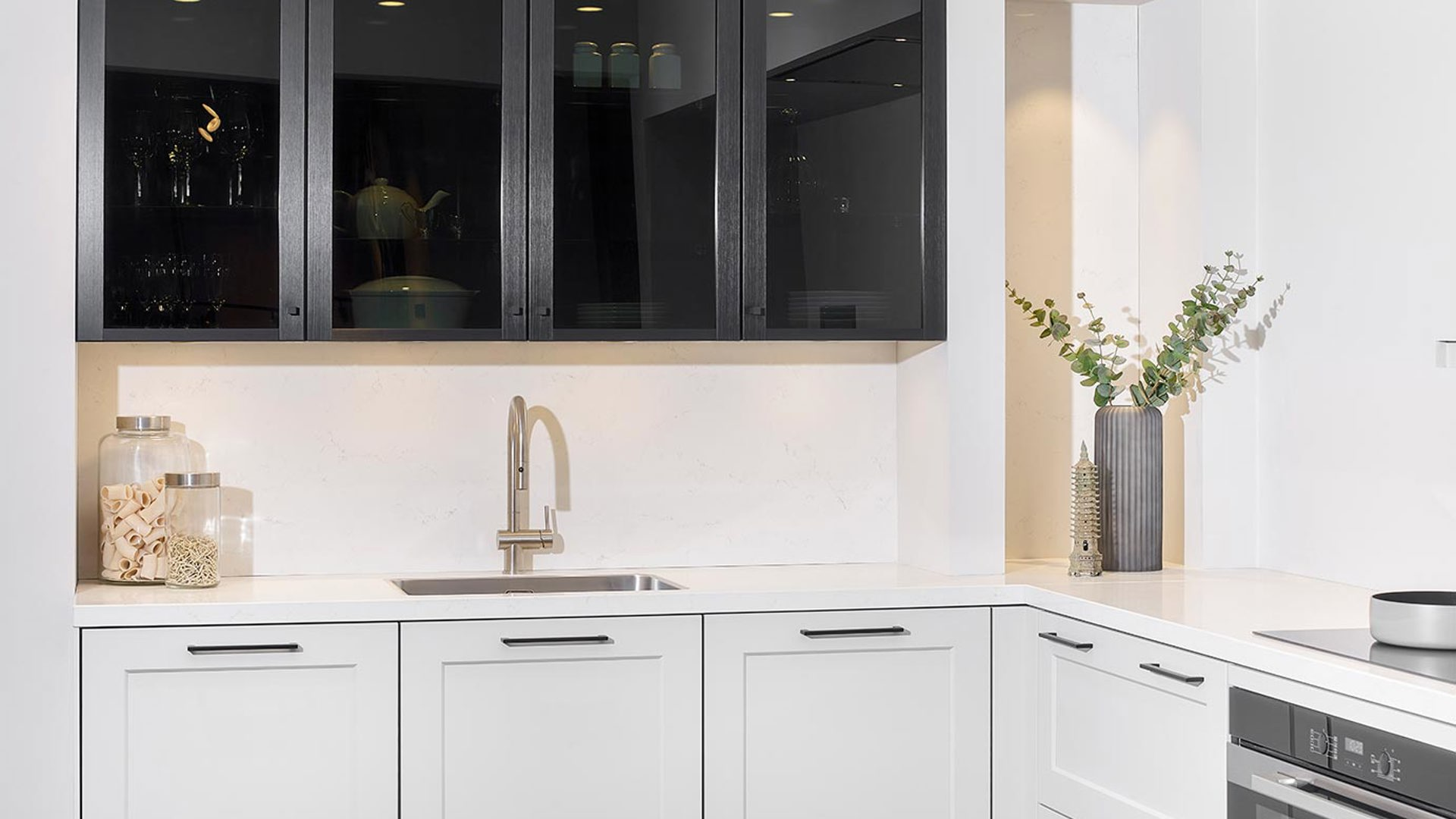 Witte Siematic keuken, bovenkast met glasdeur