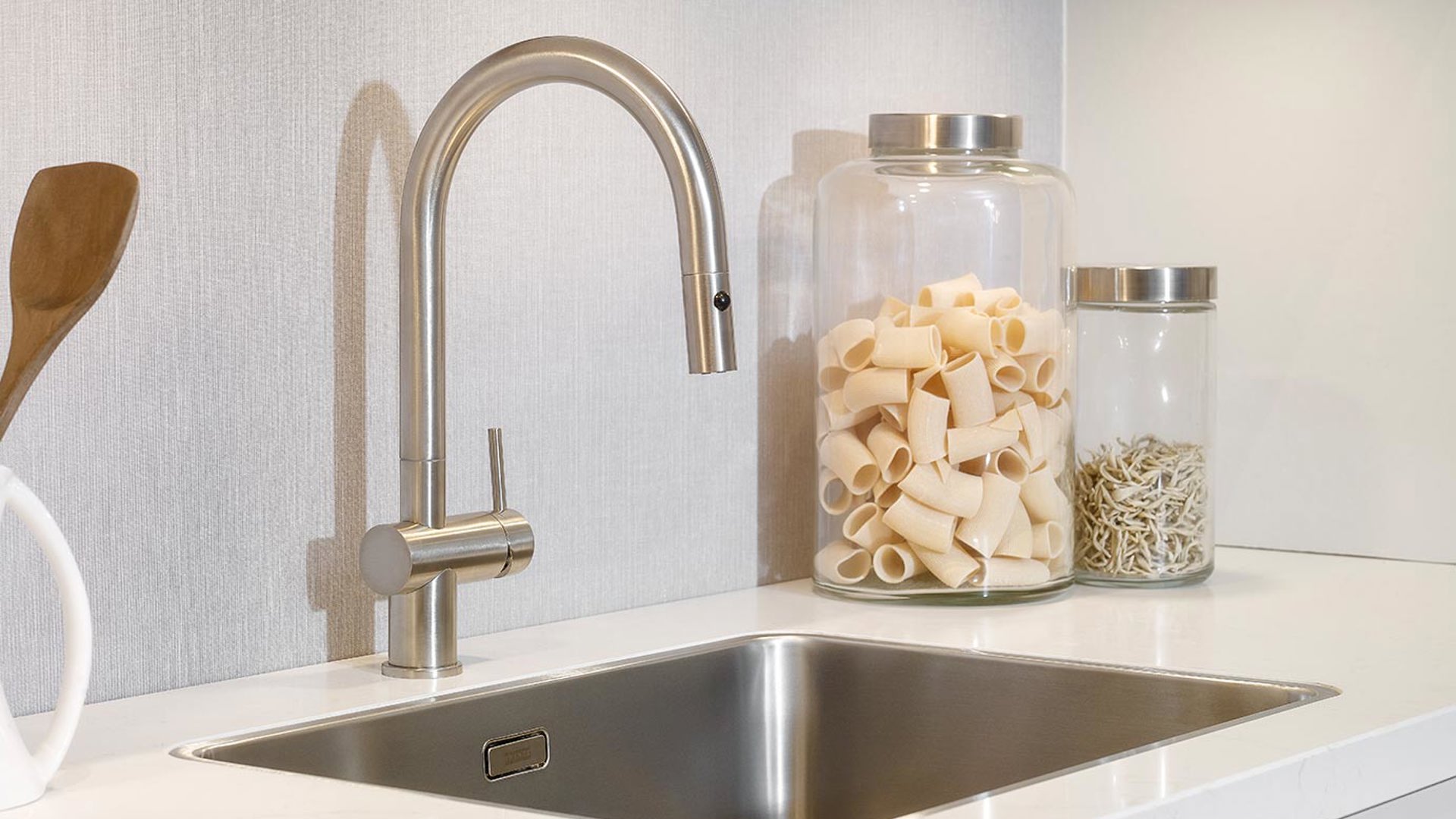 Witte Siematic keuken, kraan en spoelbak