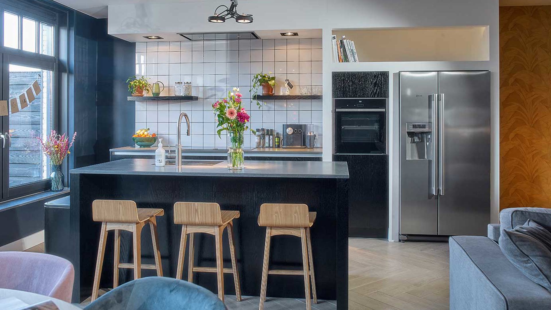 Retro zwarte keuken met eiland