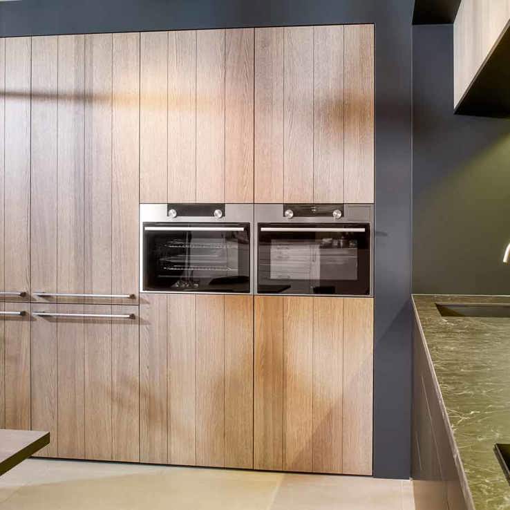 Zwarte keuken met houten kastenwand