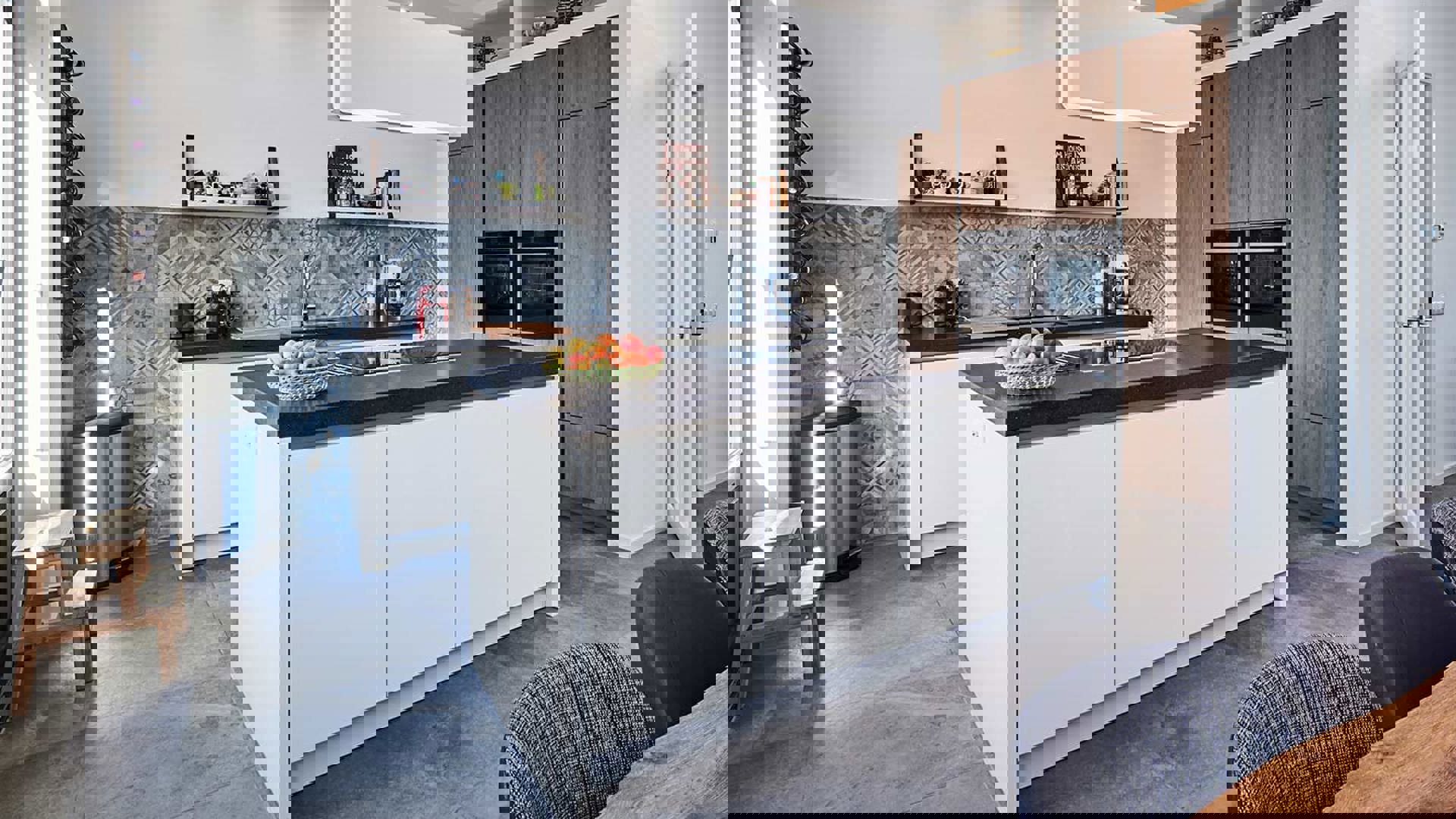 Witte-keuken-houten-kastenwand