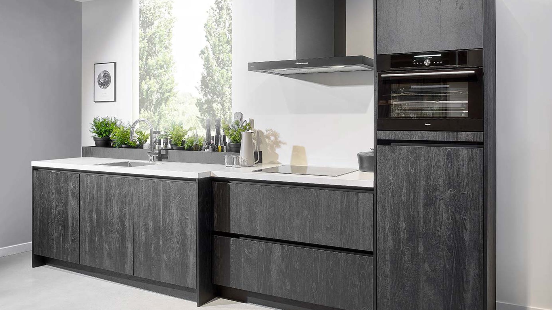 Zwarte greeploze keuken van hout