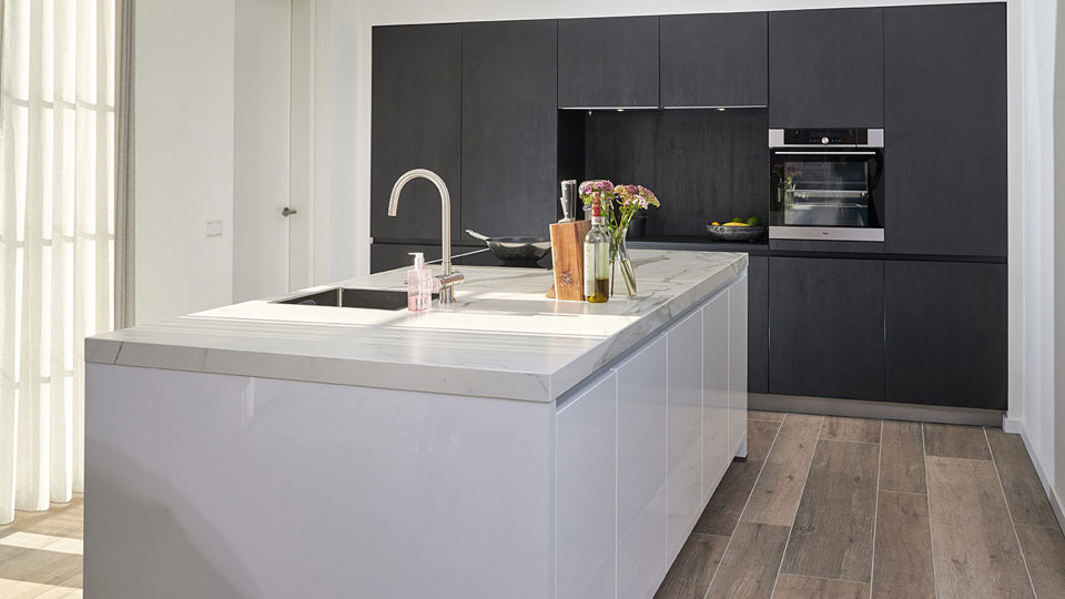 Schiereiland greeploze keuken in zwart wit