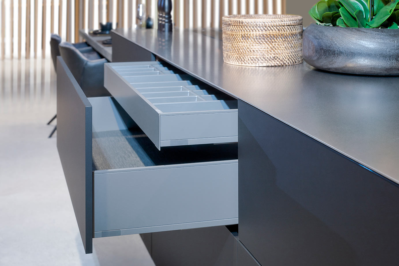 Zwarte design keuken greeploos