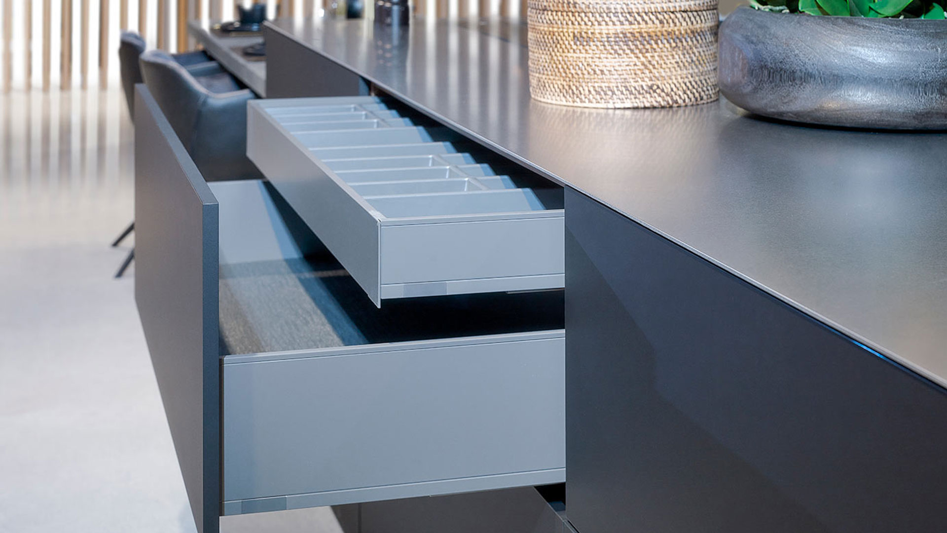 Zwarte design keuken greeploos