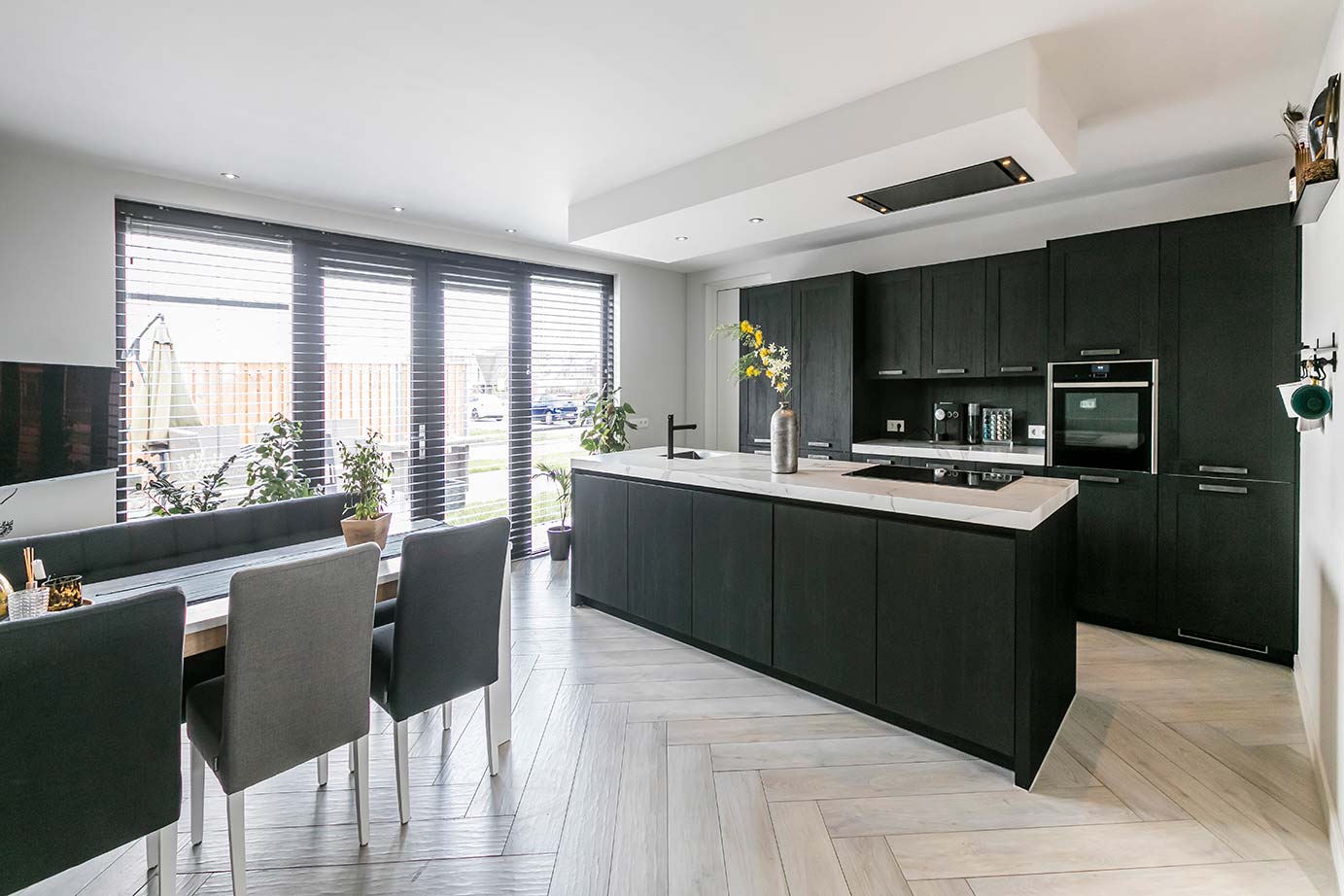 Greeploze houten keuken met eiland