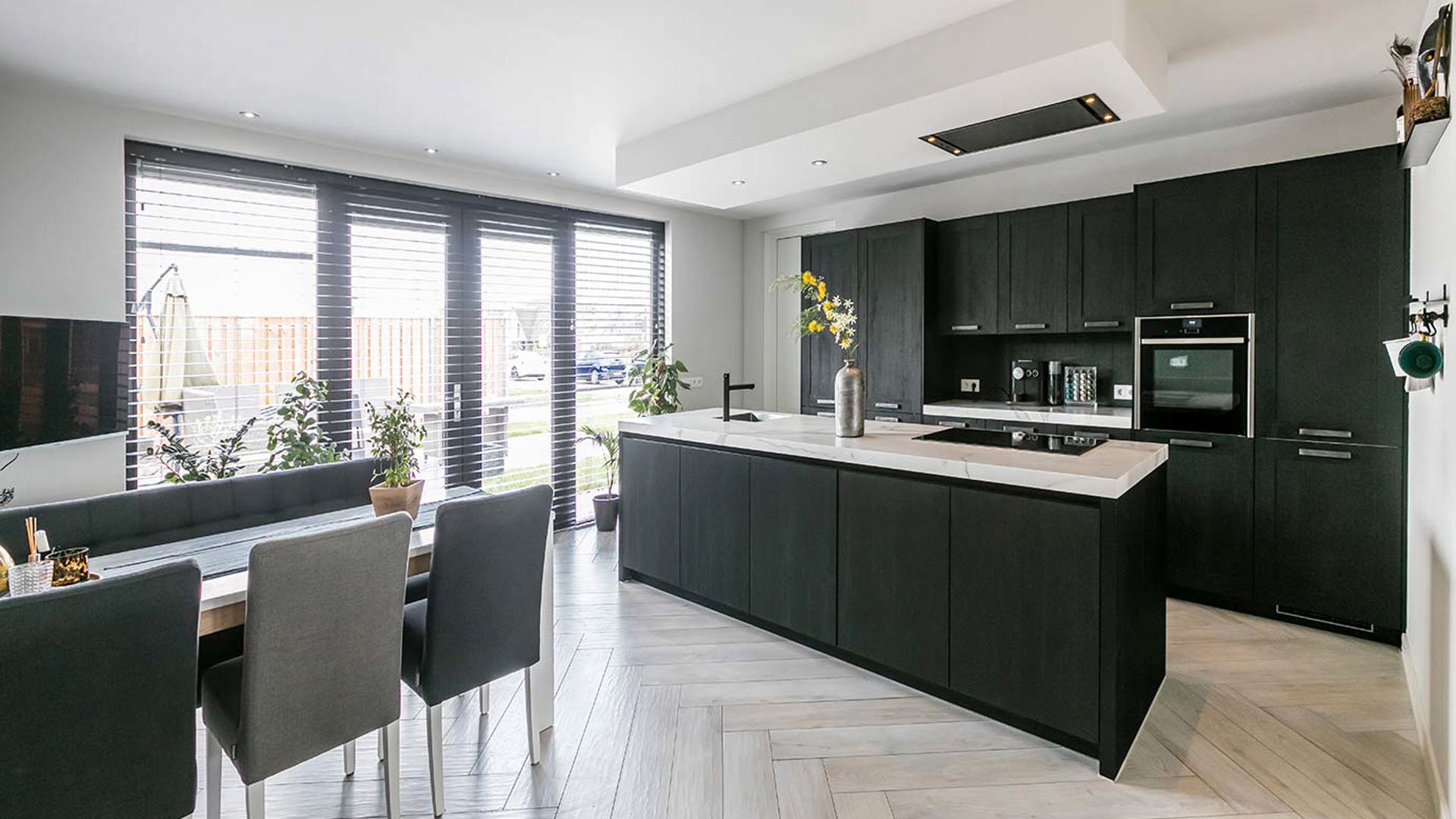 Greeploze houten keuken met eiland