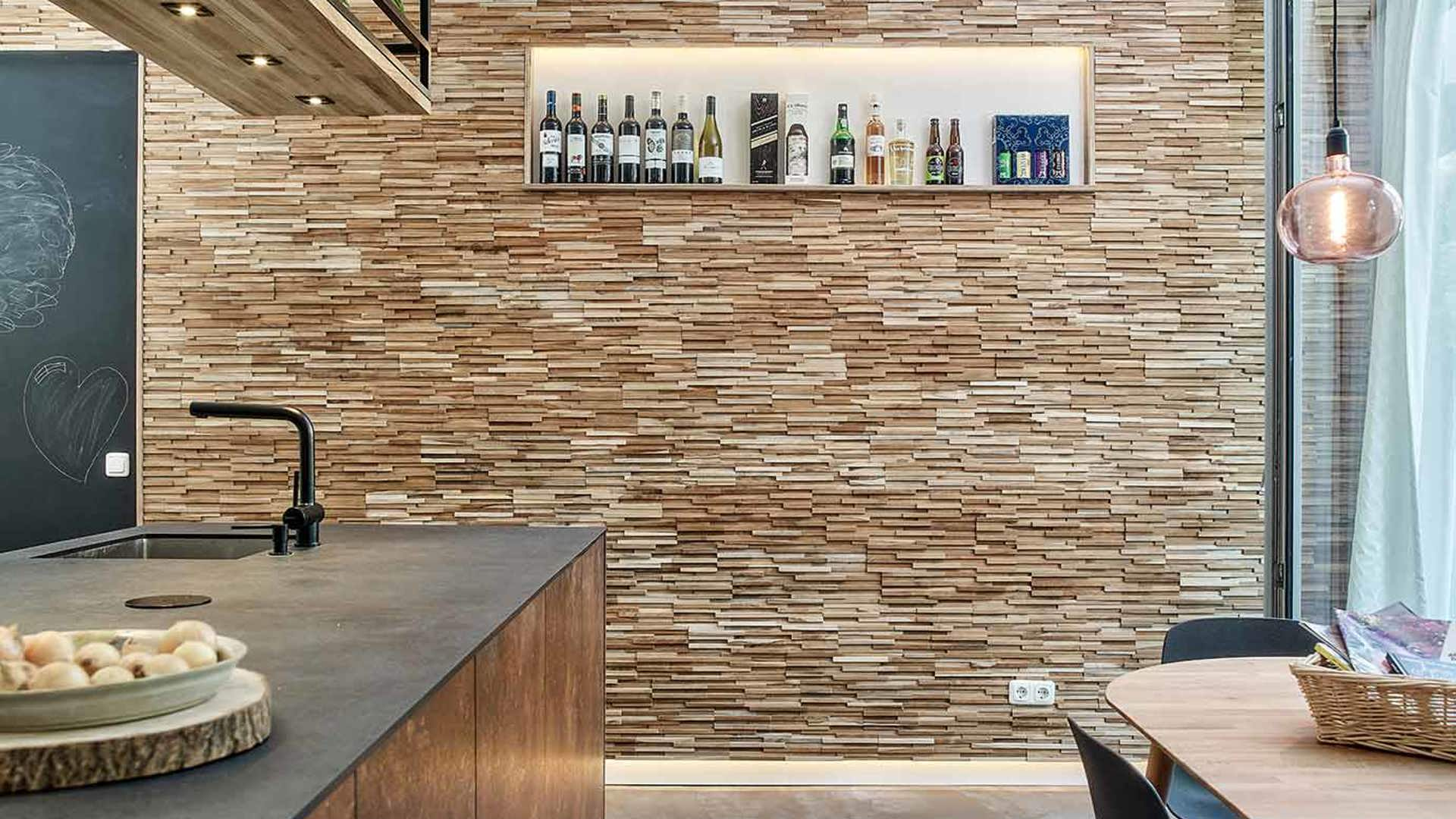 Design keuken met eiland, met houtstrips aan de muur