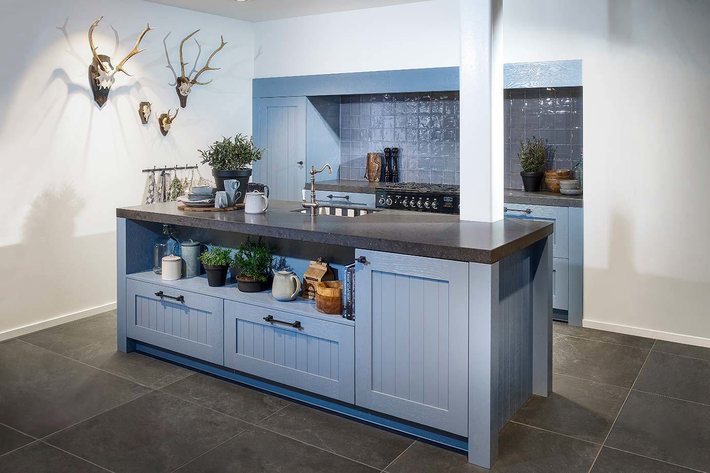 Blauwe landelijke keuken met eiland. Bekijk de foto's.