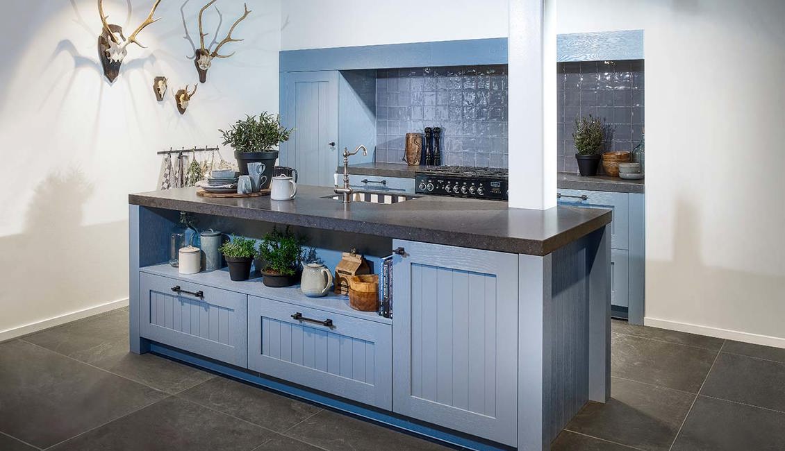 Blauwe landelijke keuken met eiland