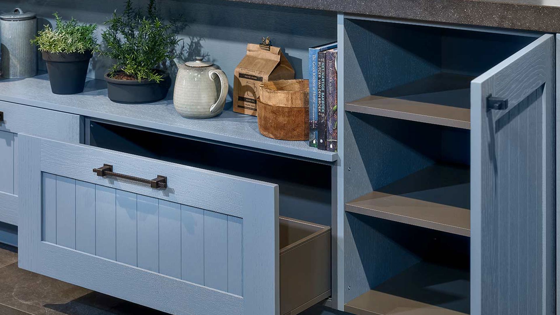 Blauwe landelijke keuken, kast en lade