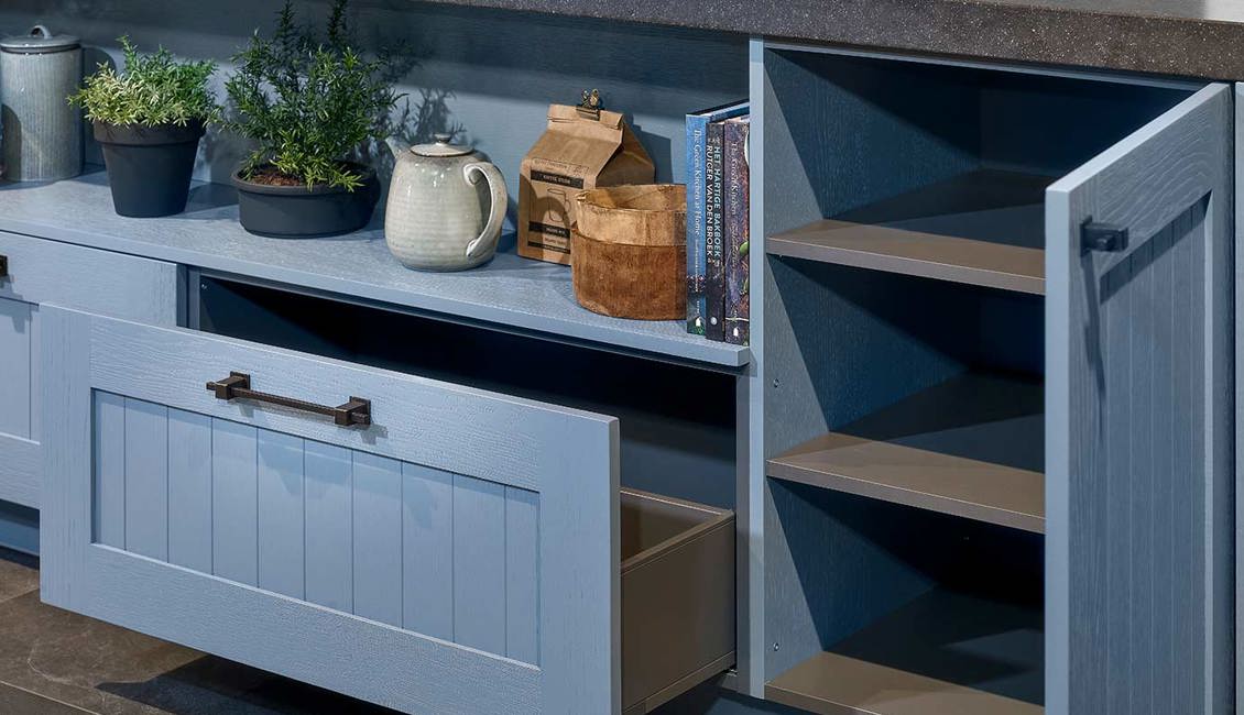 Blauwe landelijke keuken, kast en lade