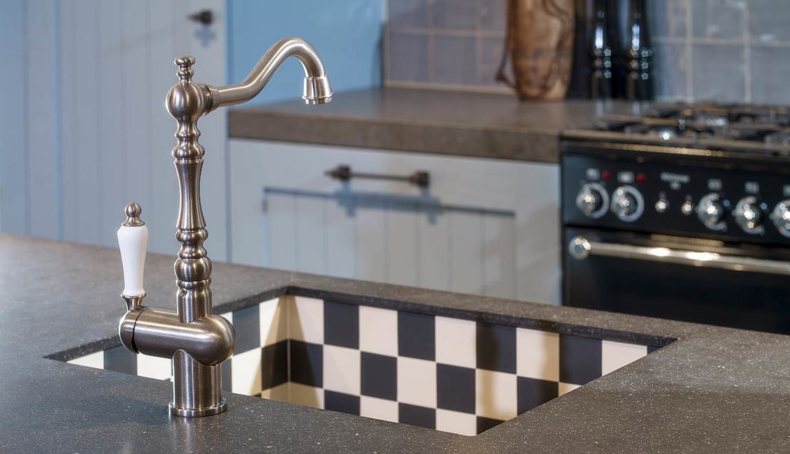 Blauwe landelijke keuken, klassieke kraan en spoelbak