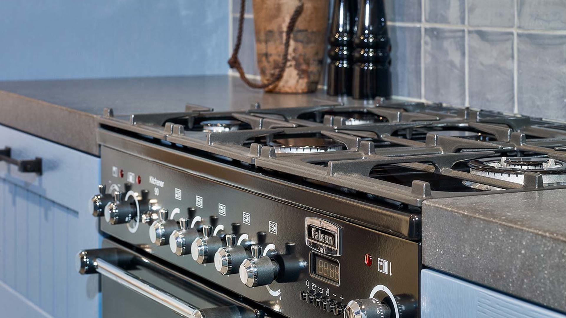 Blauwe landelijke keuken met gasfornuis