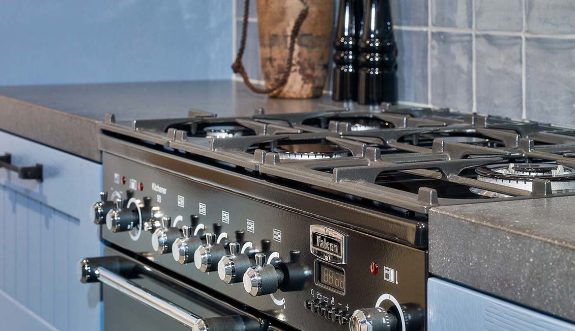 Blauwe landelijke keuken met gasfornuis
