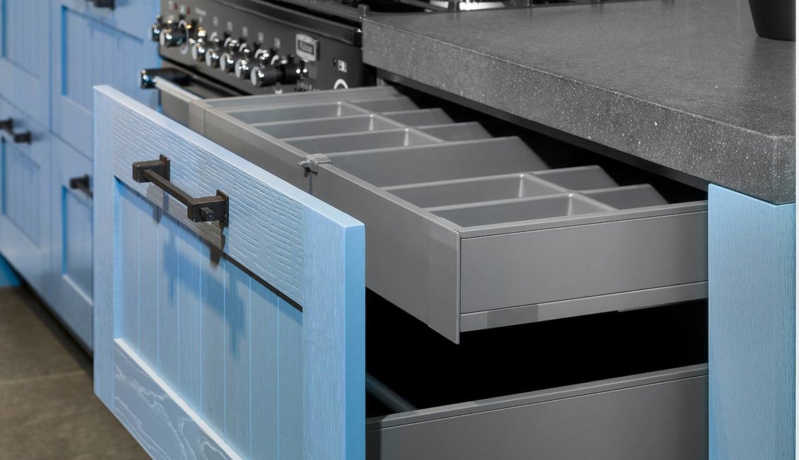 Blauwe landelijke keuken, lade met extra binnenlade