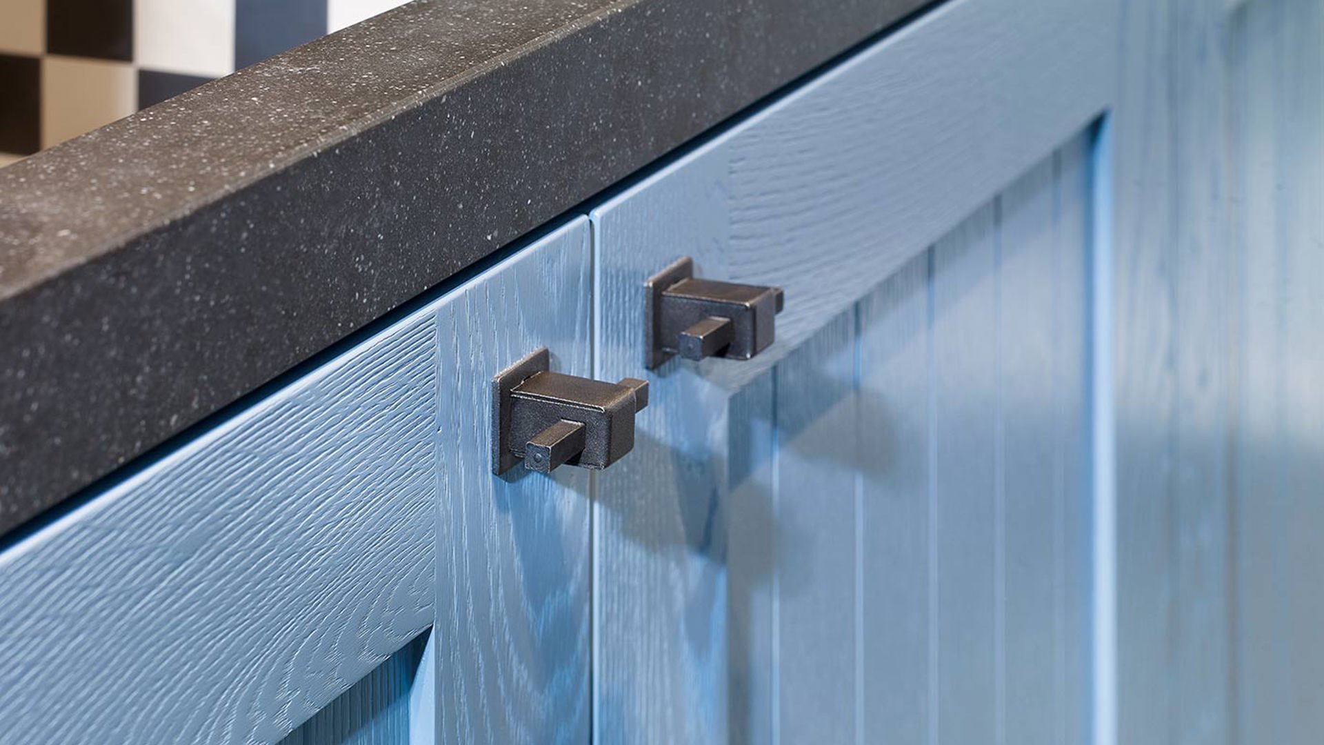 Blauwe landelijke keuken, houten fronten