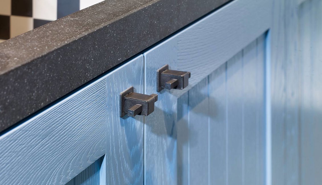 Blauwe landelijke keuken, houten fronten